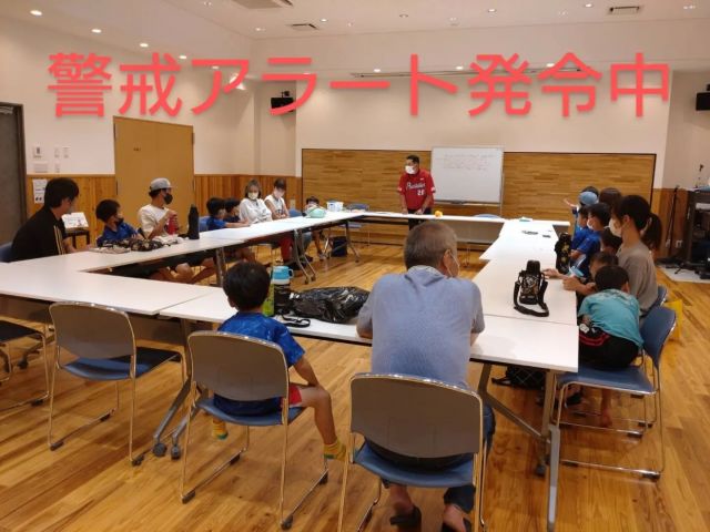 こんばんは⭐

滋賀県内に警戒アラートが発令され
急遽、本日のアカデミーはミーティングに切り替えました。

まず本日、13人目のスクール生へ
キーホルダー、チケット、Ｔシャツを
贈呈しました。（元気な年中さん）
ようこそ、FASTEPへ❗

その後、幼児クラス、小学クラスへ
それぞれテーマについてお題を出しました。
幼児クラス→
ボールを使うスポーツってなぁに？
小学クラス→
道具を使うスポーツってなぁに？

元気良く手を挙げ、たくさんの種目を
発表してくれました。
（添付画像、参照ください🙏）

今、スクール生達が頑張っている、
野球、ソフトボール、ティーボールは、『ボール』『道具』両方使うスポーツです。
その道具、ボールを大切に使いましょう。ということを伝えさせて頂きました。みんな分かったかな？

なんちゃって先生になりすまし(笑)、
たまには、こんな時間も大切だと
感じた塾長でした☺
来週からも㈪クラス頑張ろうね❗

#FASTEP
#警戒アラート
#ミーティング
#道具、ボールを大切に
#BASEBALL総合企画OHNO